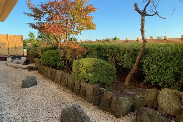 個室会場[花鳥風月]は海側ではないため､窓の外は庭園風に仕上げております